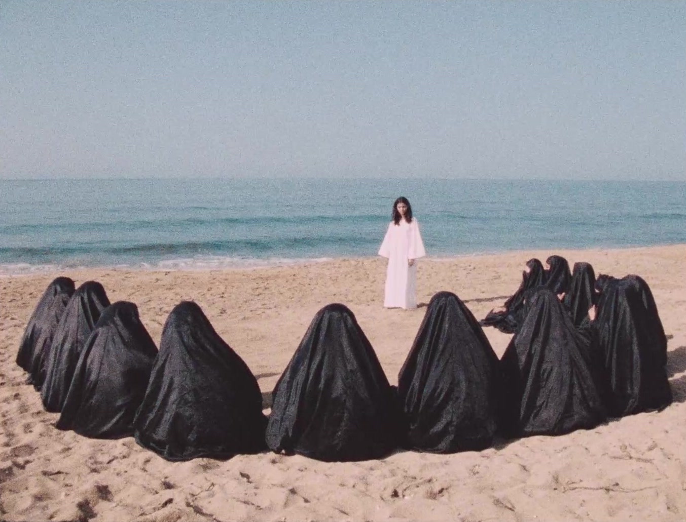 LEILA_femmes sur la plage Tardes de Soledad